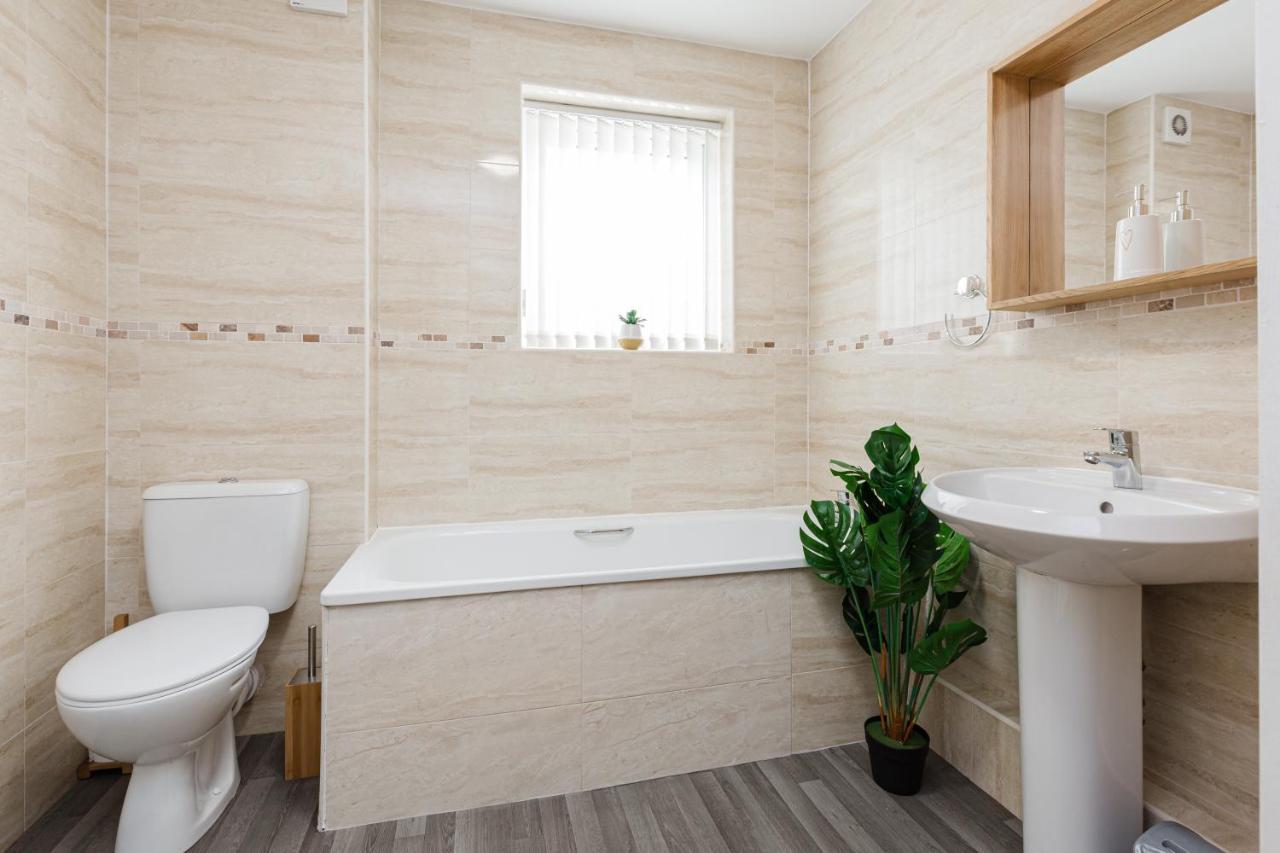 Oxheys House - 5 Bedrooms Contractors Parking Preston  Bagian luar foto